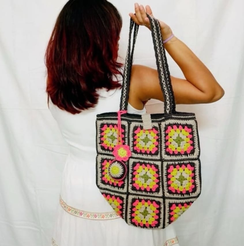 U Shape Crochet Tote Bag 001
